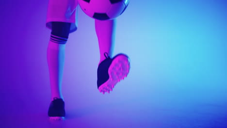 keepie-uppie-skill-of-talented-football-player-closeup-of-feet-in-football-boots-and-ball-in-studio